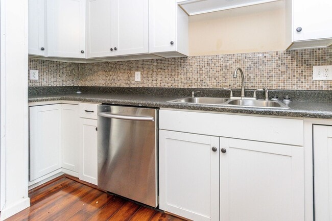 Building Photo - 3 bed, 1 bath home for rent!