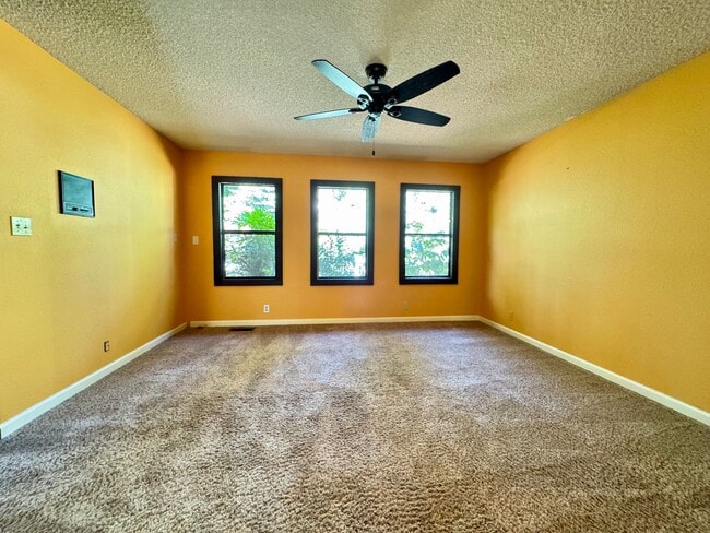 Building Photo - 4-bed 3-bath home in Nevada City!