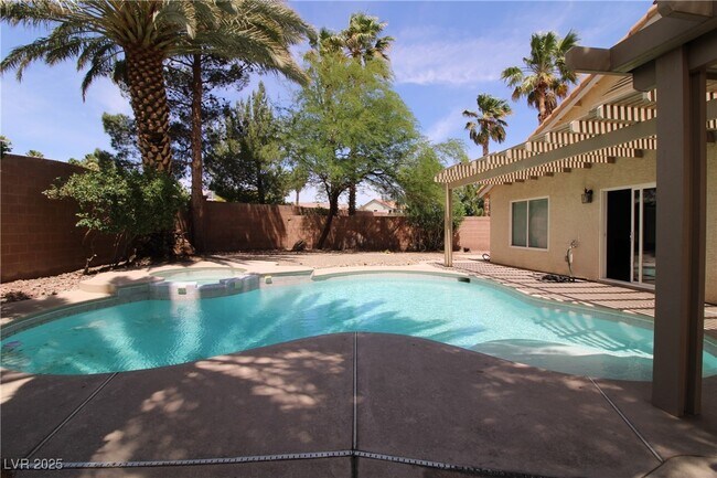 Building Photo - 301 Laguna Glen Dr