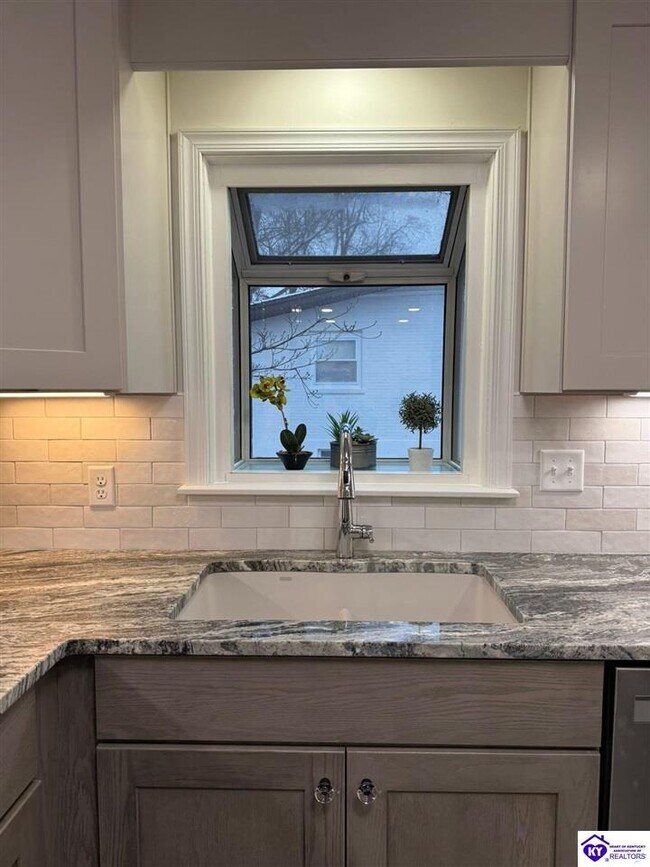 Building Photo - 913 Dogwood Cir