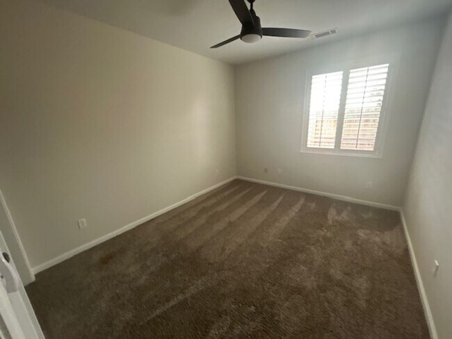 Building Photo - 4 Bedroom 2 Bathroom in SE Visalia with Po...