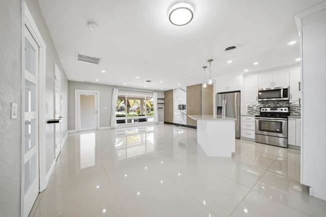 Building Photo - 5031 NE 23rd Terrace