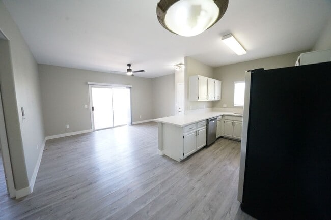 Building Photo - 5655 E Sahara Ave