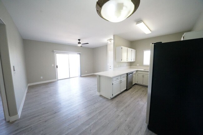 Building Photo - SHOWINGS AVAILABLE NOW