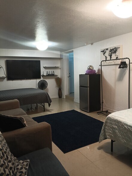 Building Photo - 1117 SW 22nd Ave