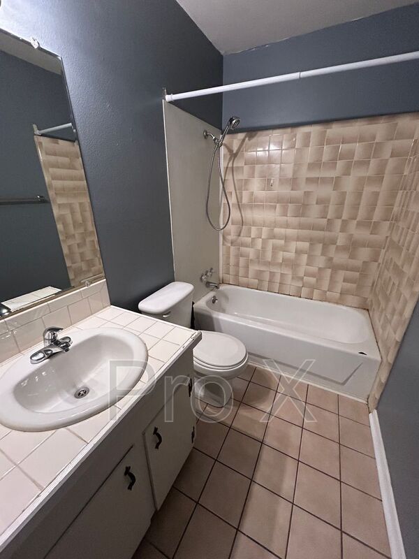 Building Photo - 8827 Country Club Dr