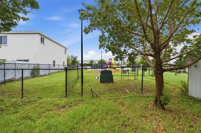 Building Photo - 1774 SE 9th Ave