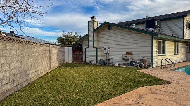 Building Photo - Move-In Ready 3-Bedroom with Pool / Lawn and Pool Service Included!