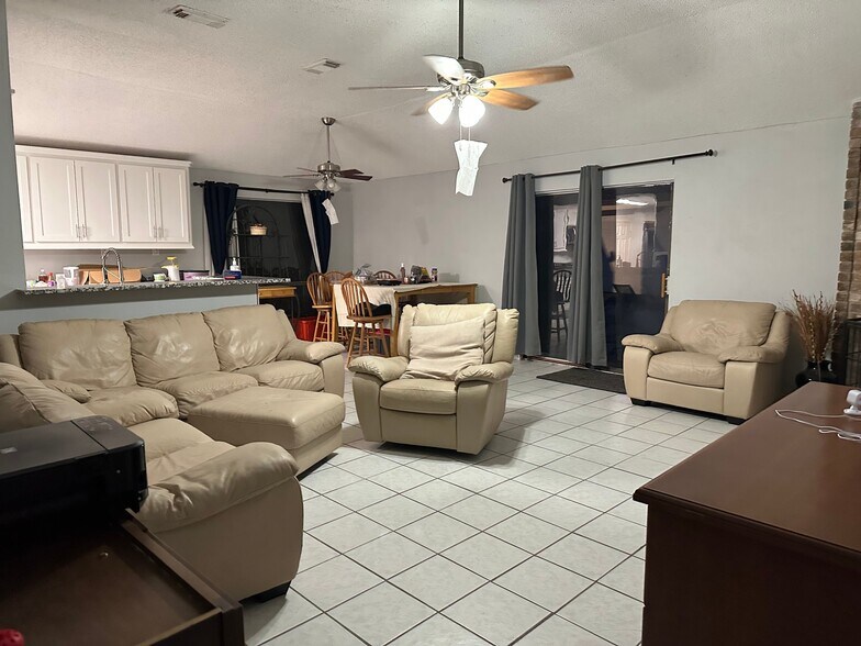 Building Photo - 25119 Thrushwood Ln