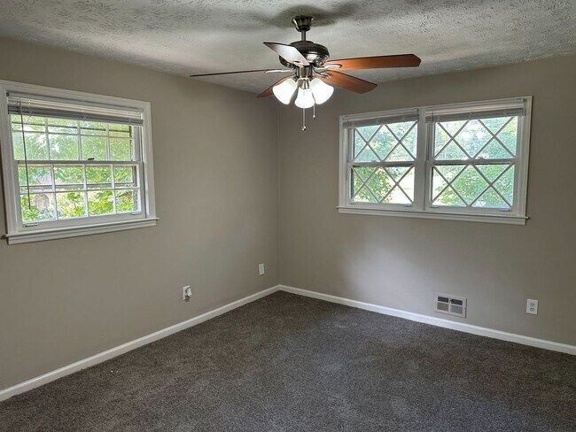 Building Photo - 872 Holly Hedge Rd