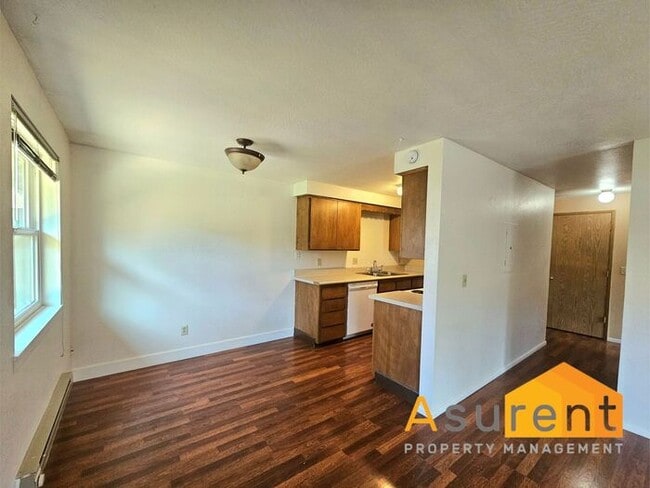 Building Photo - Charming 4-Plex 2 Bedroom 1 Bathroom Unit Available Soon!