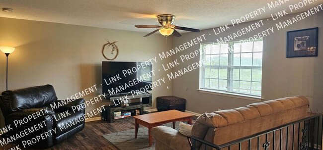 Building Photo - Don't miss this Large 3 or 4 bedroom 2 ful...
