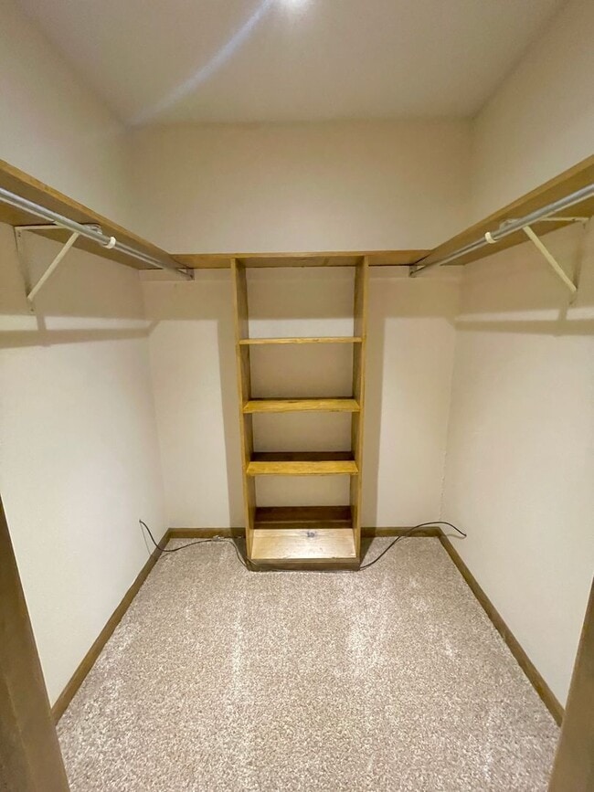 Building Photo - Large 3 bed / 2 bath Available Now!
