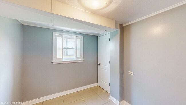 Building Photo - 4030 W North Shore Ave