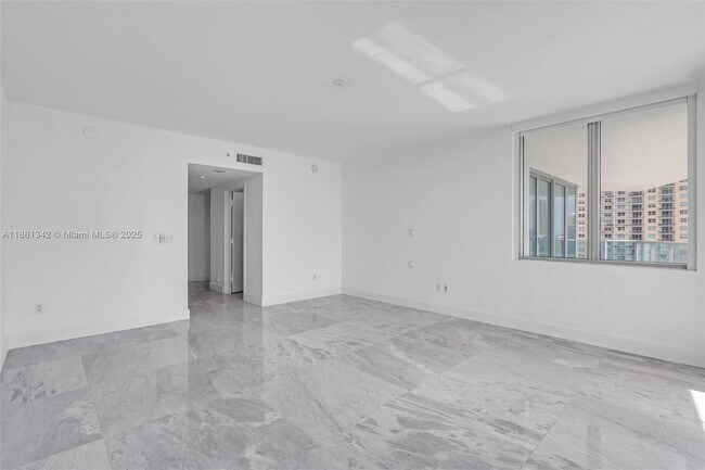 Building Photo - 1331 Brickell Bay Dr