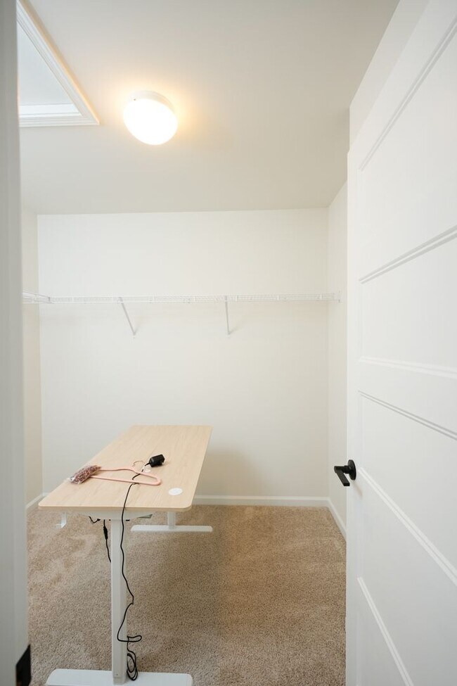 Building Photo - 245 Hollyhock Dr