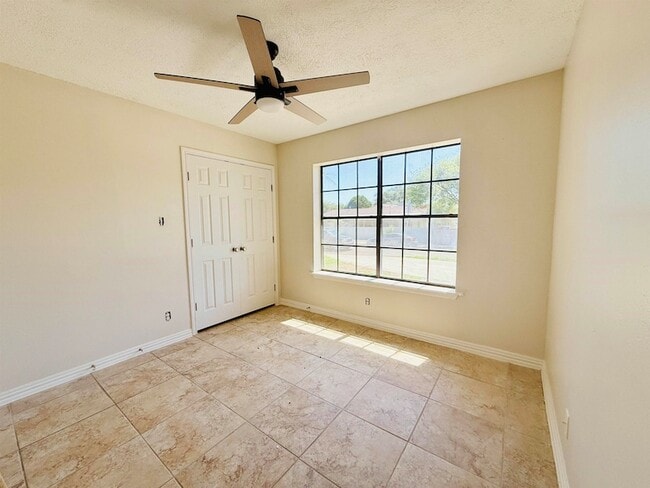 Building Photo - 907 Sandy Ln
