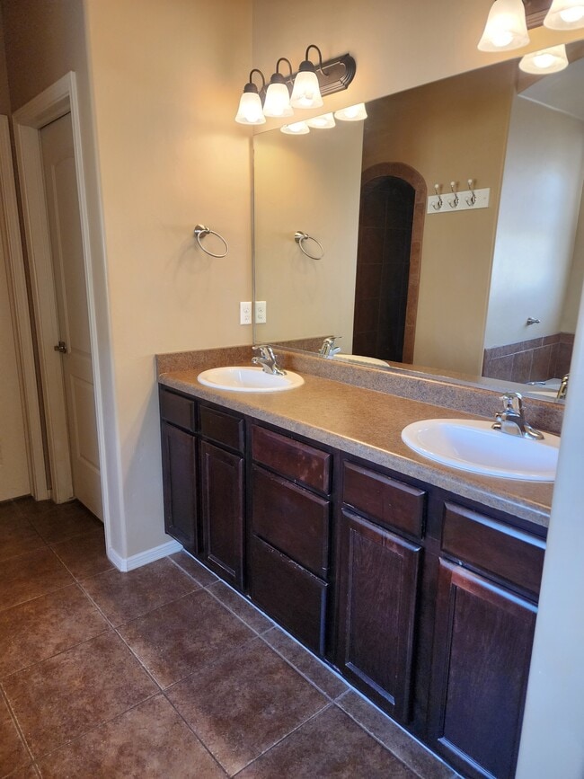 Building Photo - 7571 Vista de Oeste Pl