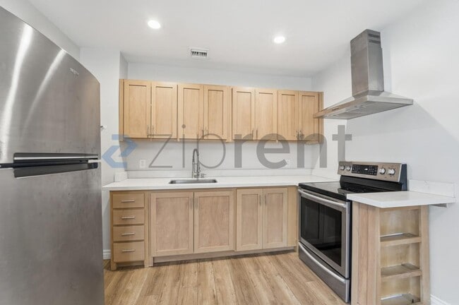 Building Photo - 1031 E Roosevelt St