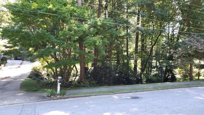 Building Photo - 3857 Land O Lakes Dr NE