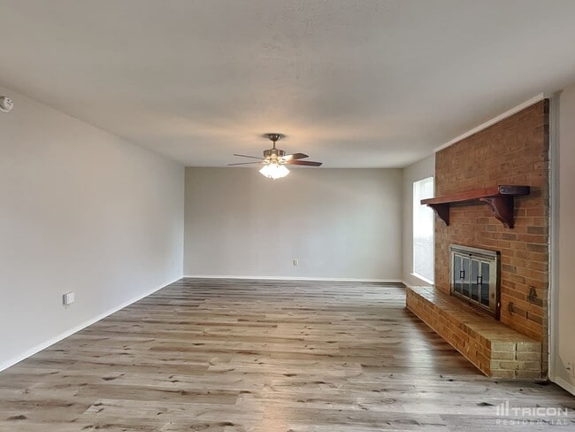 Building Photo - 1122 Oakbluff Dr