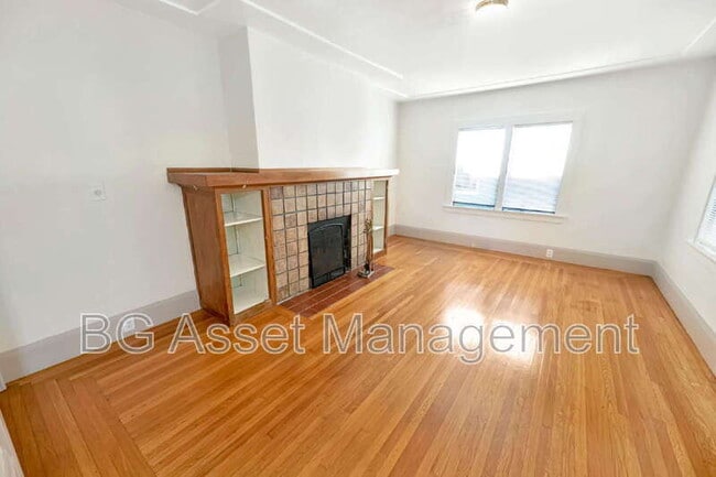 Building Photo - 3808 Lakeshore Ave