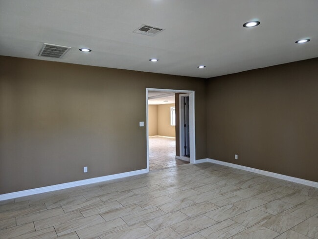 Building Photo - 2 br + bonus living area, in a quiet neighborhood near the 10 fwy