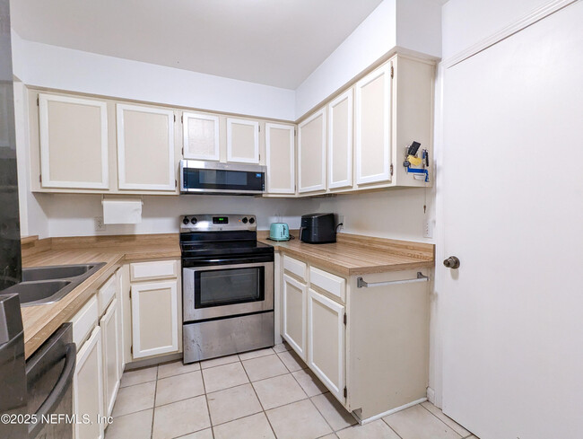Building Photo - 2171 Derringer Cir S