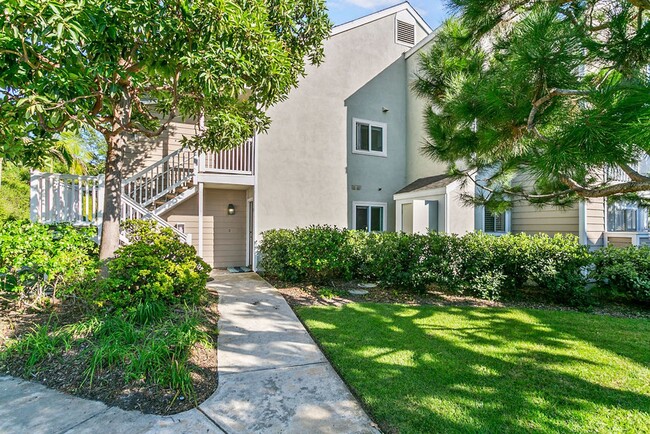 Building Photo - Updated Lower-Unit Condo Close to the Beach!