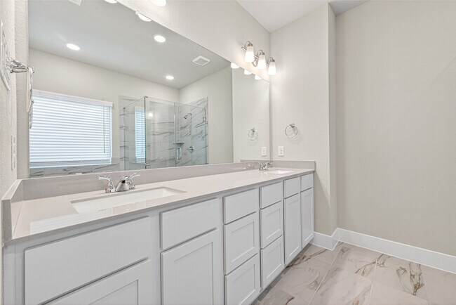 Building Photo - 2216 Inglenook Grv Dr