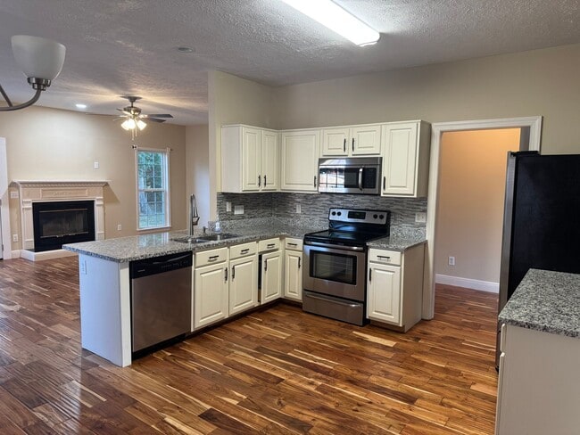 Building Photo - Great 4BR home near Brentwood