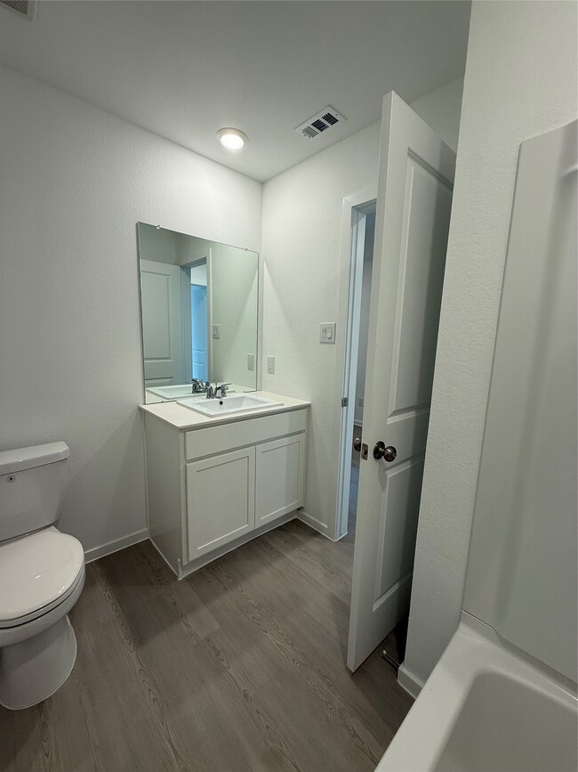Building Photo - 335 Parkin Ct
