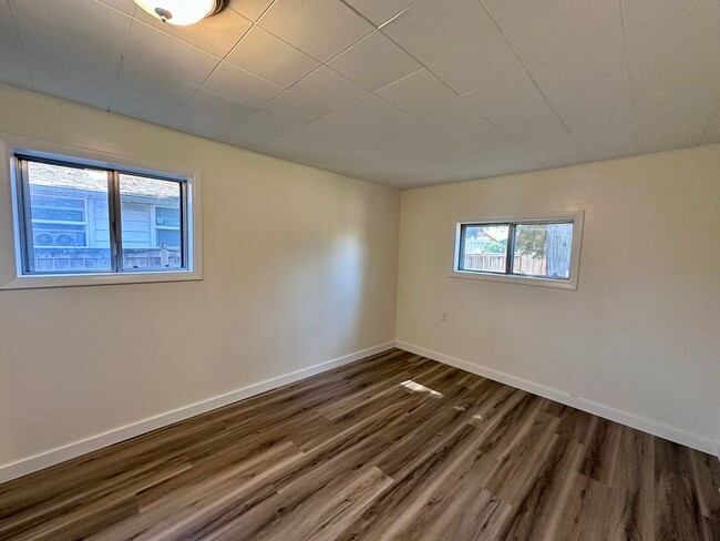 Building Photo - Charming Two Bedroom
