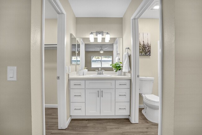 Building Photo - La Casitas Apartments