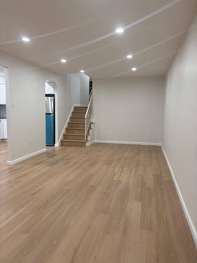 Building Photo - 1233 E 69th St