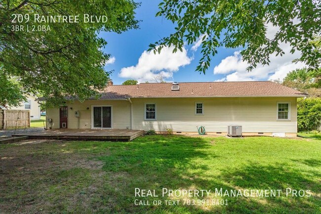 Building Photo - 209 Raintree Blvd