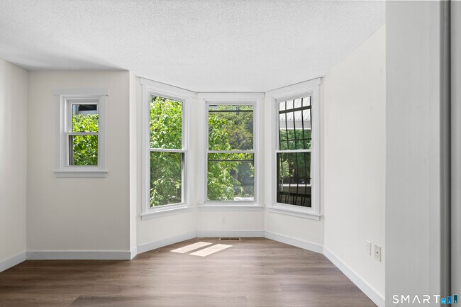 Building Photo - 136 Maple Ave