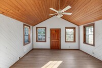 Building Photo - Charming 1-Bedroom Rental on White Street ...