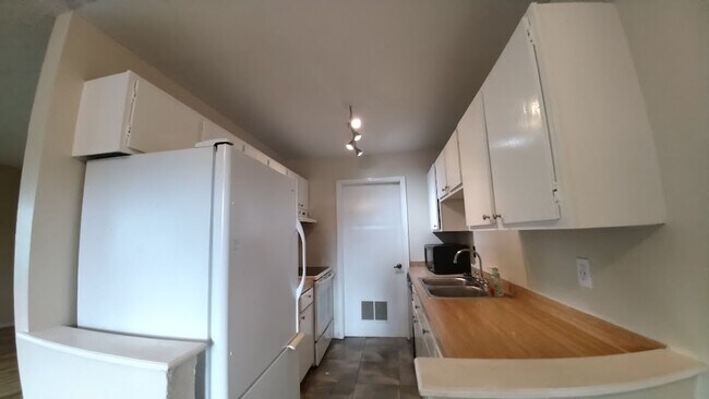 Building Photo - MOVE IN READY!! 2-Bedroom Boulder Condo