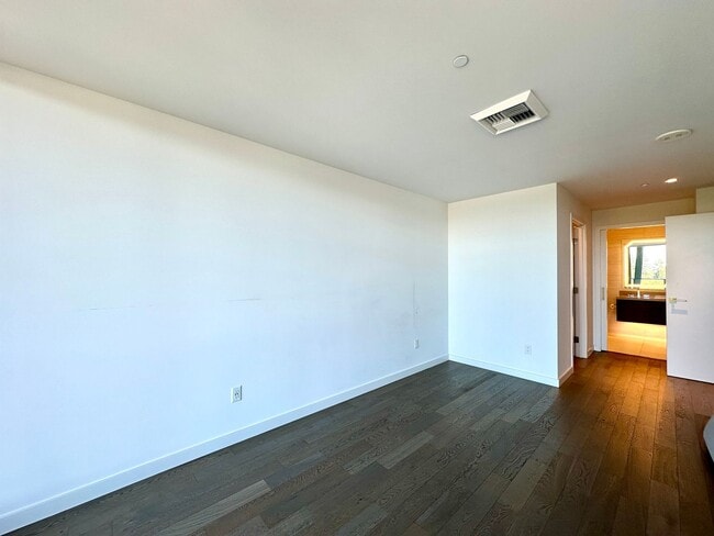 Building Photo - 1Bd/1.5Ba Bellevue Condo
