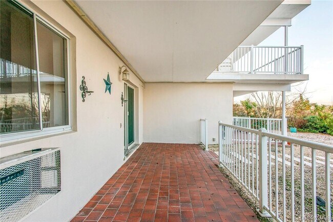 Building Photo - 1494 Shore Dr