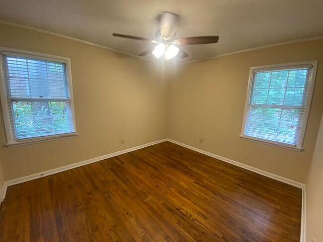 Building Photo - Charming Home Available in August!