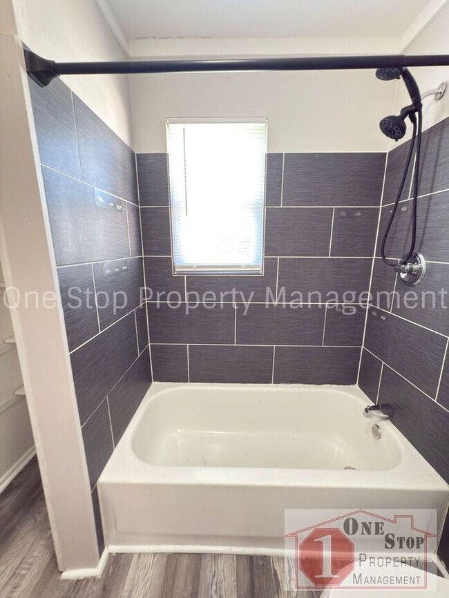 Building Photo - Beautiful 3 Bedroom 2 Bathroom Home in Blu...