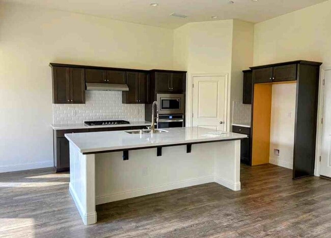 Building Photo - Beautiful Home for rent in Visalia, Ca