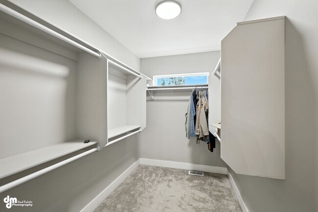 Building Photo - Charming & Updated 4BD/2.5BA!