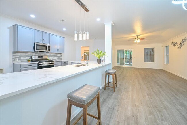 Building Photo - 910 Rocking Spur Cove