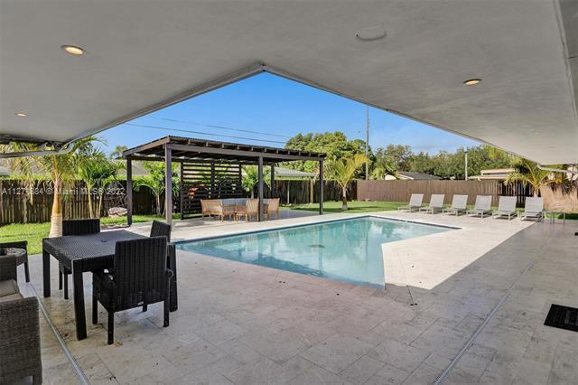 Building Photo - 8370 N Kendall Dr