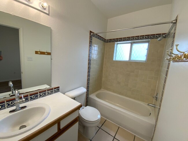 Building Photo - 3 Bedroom Townhome Available Near Albuquer...