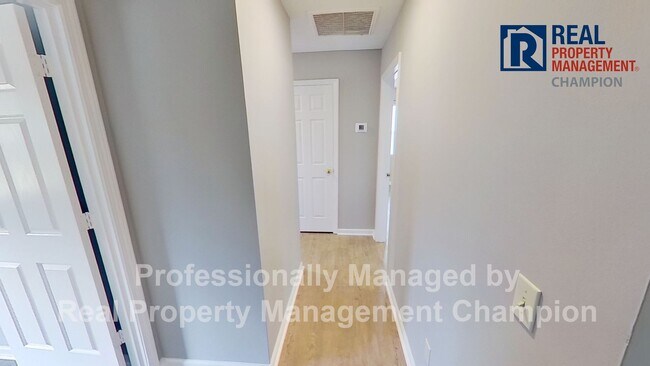 Building Photo - 3 BD/2 BA Upper Unit Condo in Hawthorne Park