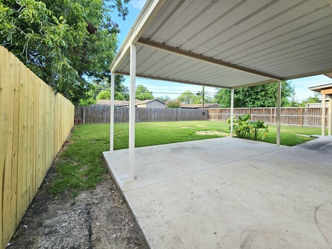 Building Photo - 1111 Belshire Rd